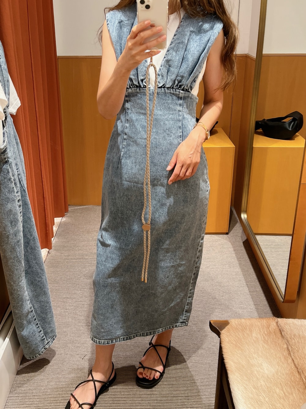 「夏コーデ、お出かけコーデ、シンプルスタイル、デニム、デニムワンピ、オトナカジュアル、きれいめカジュアル、骨格ウェーブ、大人コーデ、オトナカワイイ、高身長女子、40代コーデ、40代ファッション」｜「Whim GazetteのDENIMジャンスカ（ジャンパースカート、ブルー系）」を使った、uki0315さん（レディース・166cm）の夏コーディネートの1枚目の写真