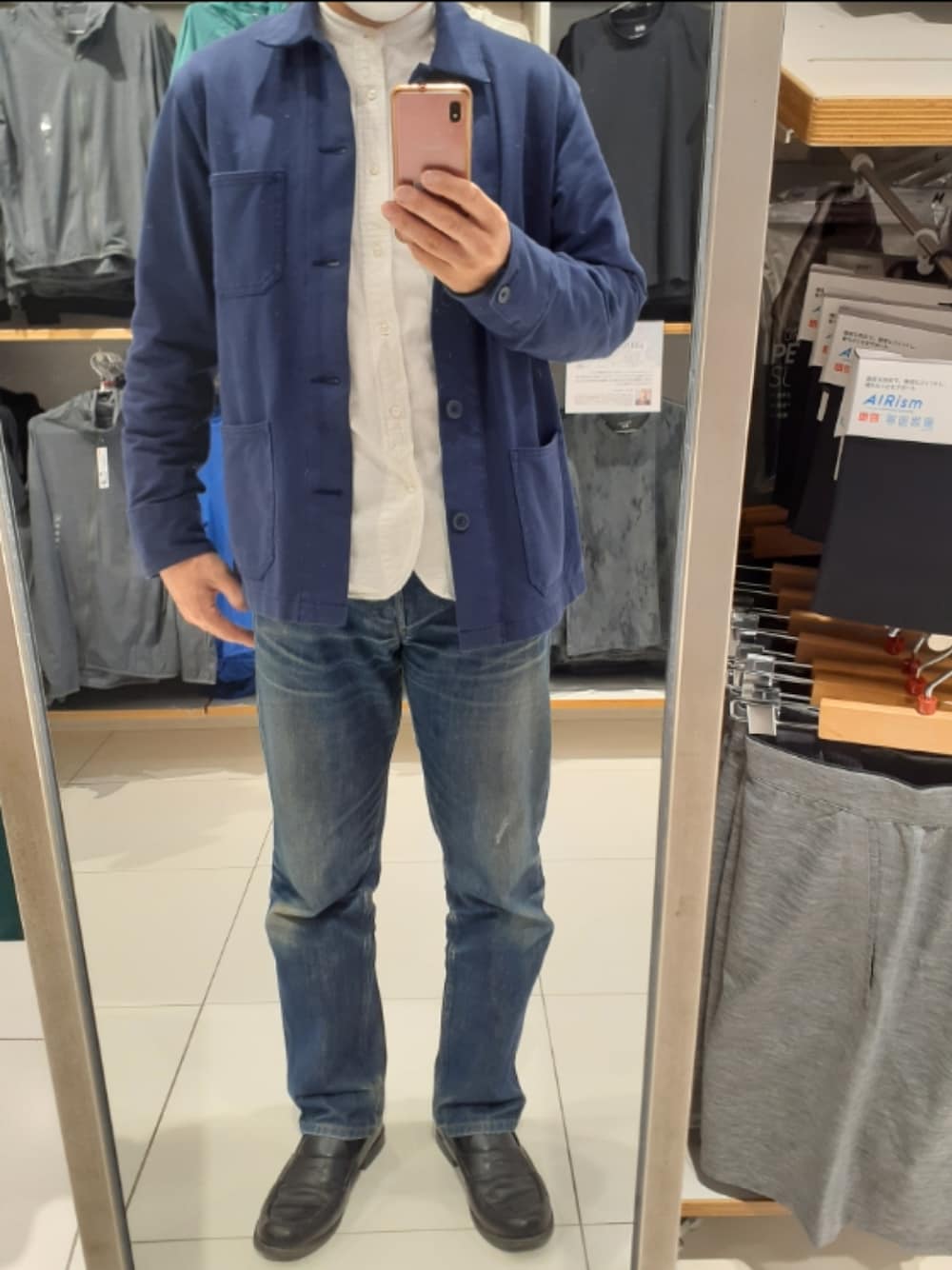 「カバーオール、色落ちデニム、ブルーデニム、ジーンズ、デニムパンツ、デニム、ブルー、ブルー x ホワイト、きれいめカジュアル、シンプル、シンプルコーデ、UNIQLO、ユニクロ、A.P.C.、ローファー」｜「UNIQLOのアイテム（カバーオール、ブルー系）」を使った、ポッキーちゃんのお父さんさん（メンズ・176cm）の春コーディネートの1枚目の写真