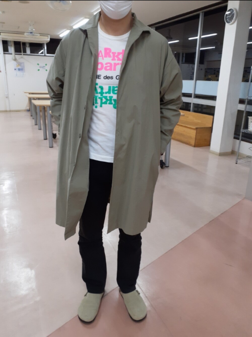 「カジュアルコーデ、シンプルスタイル、シンプル、スプリングコート、Tシャツ、ロゴT、ブラックデニム、サンダル、サボサンダル、コムデギャルソン、COMME des GARCONS、EDWIN、GU、春アウター」｜「COMME des GARCONSのアイテム（Tシャツ/カットソー、ホワイト系）」を使った、ポッキーちゃんのお父さんさん（メンズ・176cm）の春コーディネートの1枚目の写真