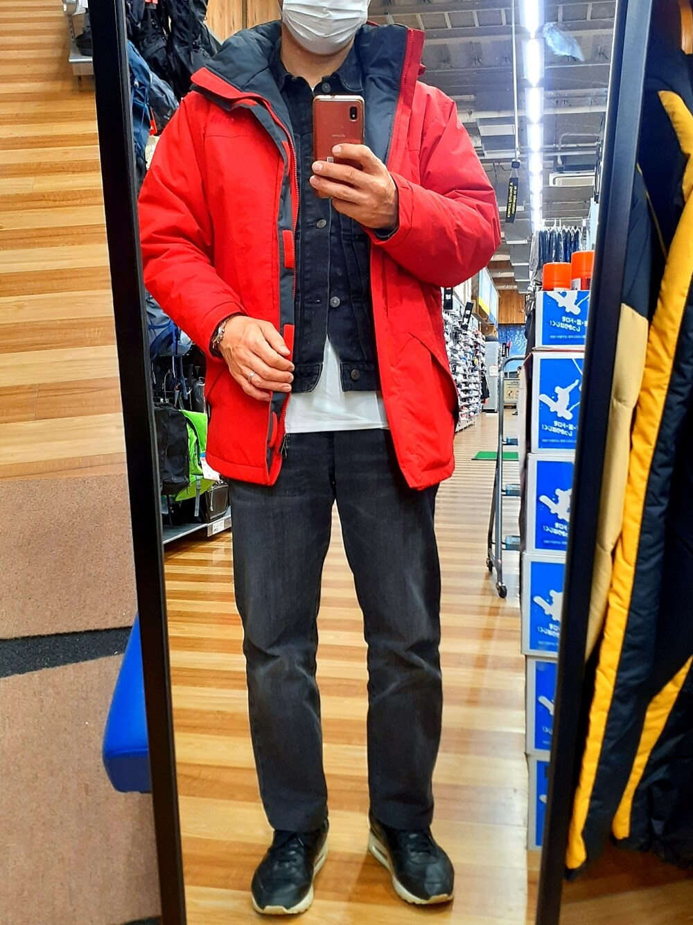 THE NORTH FACEのマウンテンパーカーを使った「ブラックデニム」の人気