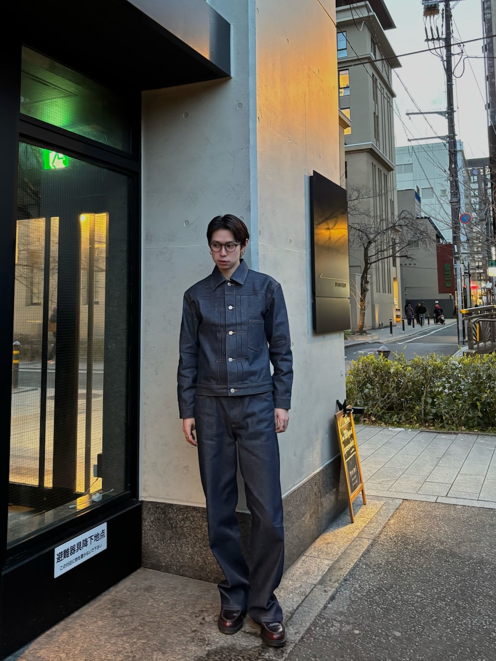 A.P.C.のパンツを使った「デニムセットアップ」の人気ファッション