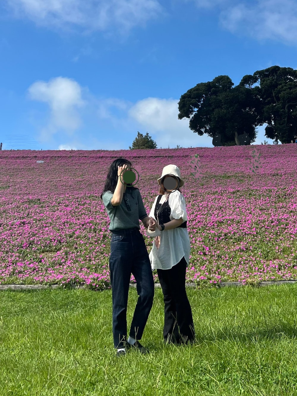 グリーン系のポロシャツ、ブルー系のデニムパンツ、ブラック系のスリッポンを着用したレディースの秋コーディネートの1枚目の写真