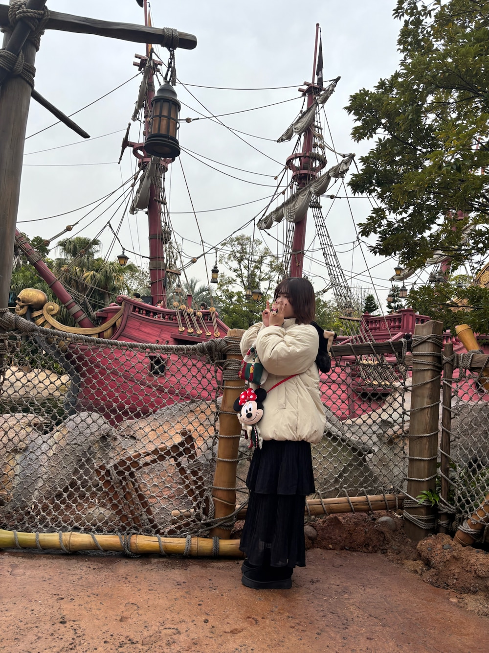 ベージュ系のブルゾン、ブラック系のスカート、ブラック系のブーツを着用したレディースの冬コーディネートの1枚目の写真