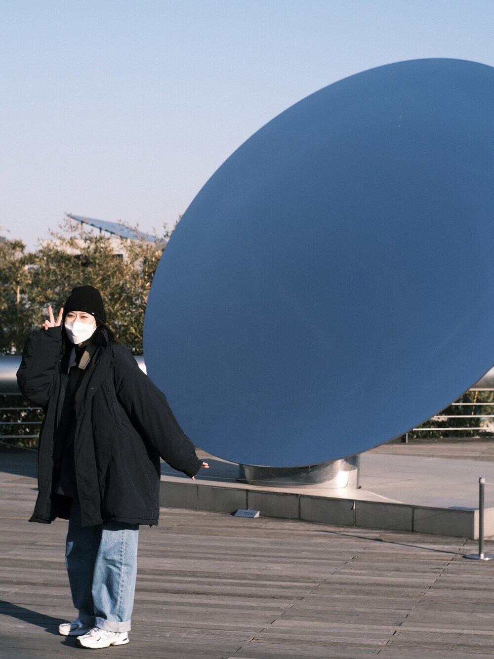 「korea、ootd、niko and ...、LMC、oversize、travel」｜「niko and...のアイテム（チェスターコート、ブラック系）」を使った、1VOFUFOさん（レディース・158cm）の春コーディネートの1枚目の写真