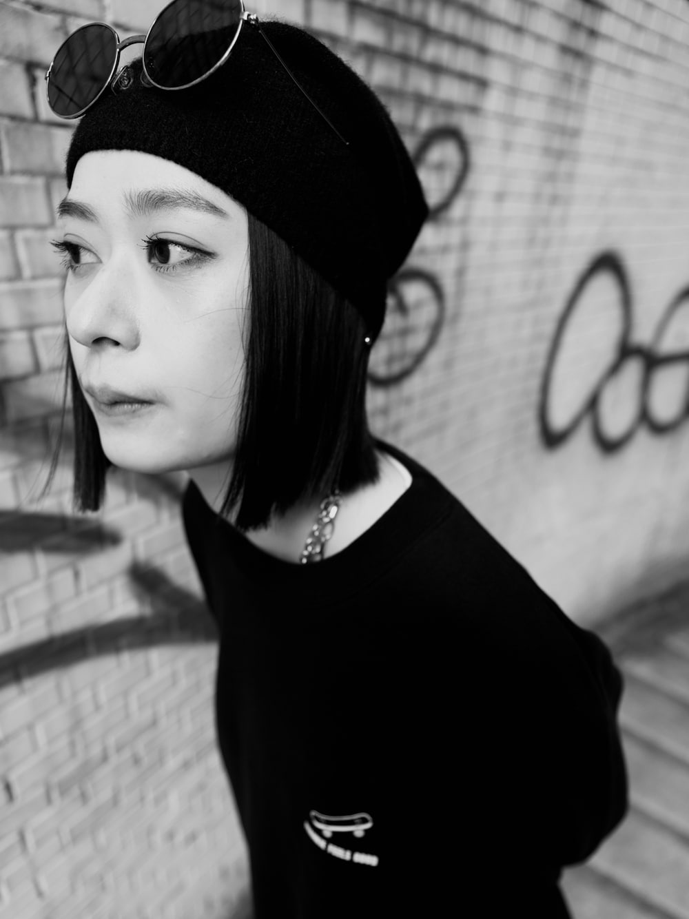 ブラック系のニットキャップ/ビーニーを着用したレディースの冬コーディネートの1枚目の写真