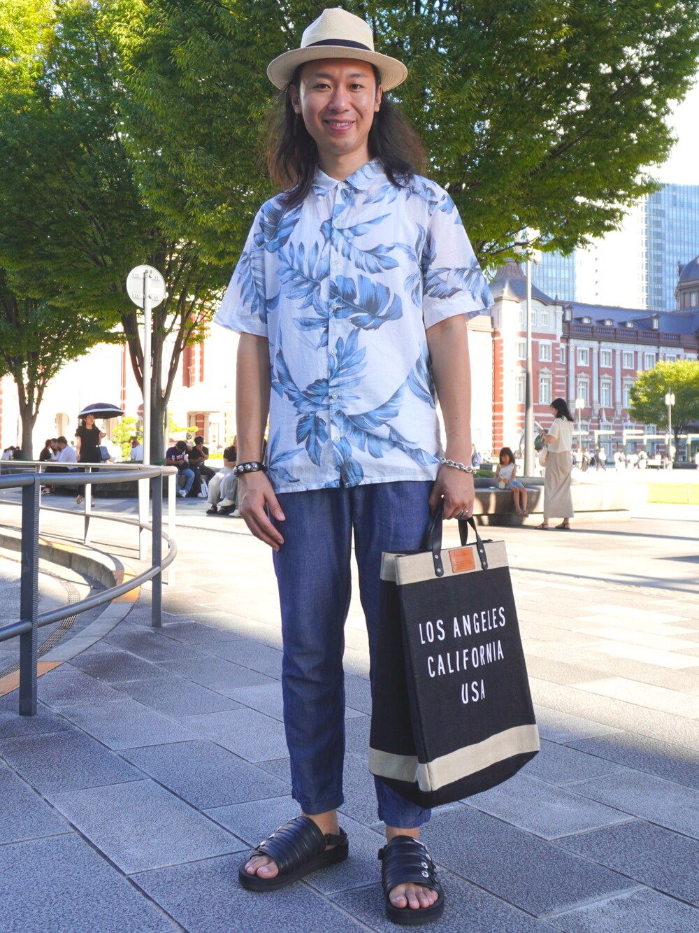 ブラック系のサンダル、ブルー系のその他パンツ、ブルー系のシャツ/ブラウスを着用したメンズの夏コーディネートの1枚目の写真