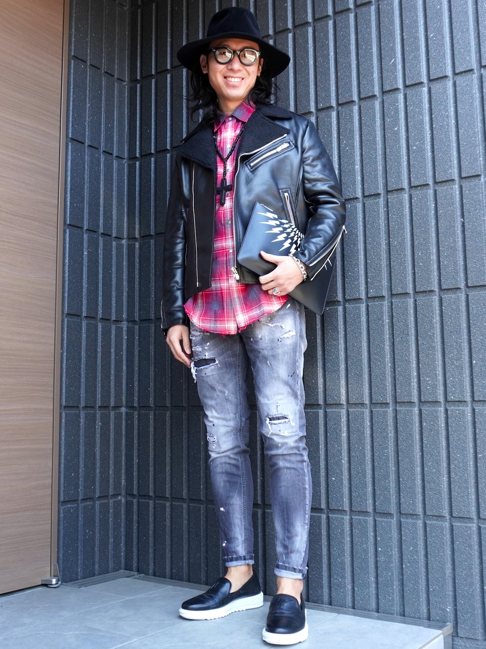 「鎌倉、ootd、outfit、冬コーデ、ロック、ハット、ネルシャツ、ライダースジャケット、クラッチバッグ、デニム、スリッポン、おしゃれさんと繋がりたい」｜「COMESANDGOESのアイテム（ハット、ブラック系）」を使った、𝕄𝔸𝕊𝔸さん（メンズ・174cm）の春コーディネートの1枚目の写真