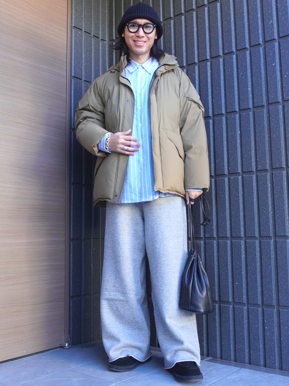 「鎌倉、ootd、outfit、冬コーデ、リラックススタイル、ストリート、ダウンジャケット、ストライプシャツ、スウェットパンツ、巾着バッグ、ムートンブーツ、おしゃれさんと繋がりたい」｜「COOTIE PRODUCTIONSのSilk Low Guage Roll Up Beanie（ニットキャップ/ビーニー、ブラック系）」を使った、𝕄𝔸𝕊𝔸さん（メンズ・174cm）の冬コーディネートの1枚目の写真