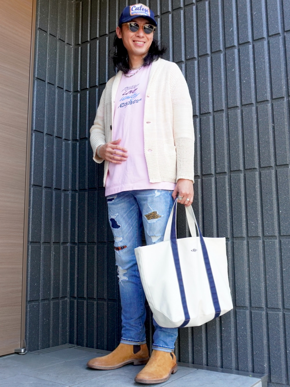 「鎌倉、ootd、outfit、春コーデ、サーフ、カーディガン、デニム、トートバッグ、ブーツ、おしゃれさんと繋がりたい」｜「DSQUARED2のアイテム（キャップ、ブルー系）」を使った、𝕄𝔸𝕊𝔸さん（メンズ・174cm）の夏コーディネートの1枚目の写真