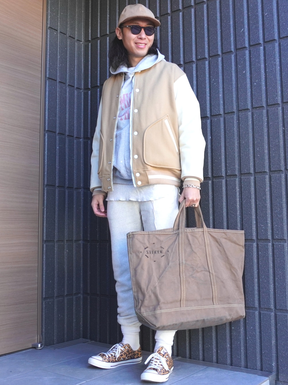 「鎌倉、ootd、outfit、冬コーデ、スポーツミックス、ストリート、スタジャン、スウェットパンツ、コンバース、おしゃれさんと繋がりたい」｜「WEWILLのアイテム（キャップ、ベージュ系）」を使った、𝕄𝔸𝕊𝔸さん（メンズ・174cm）の冬コーディネートの1枚目の写真