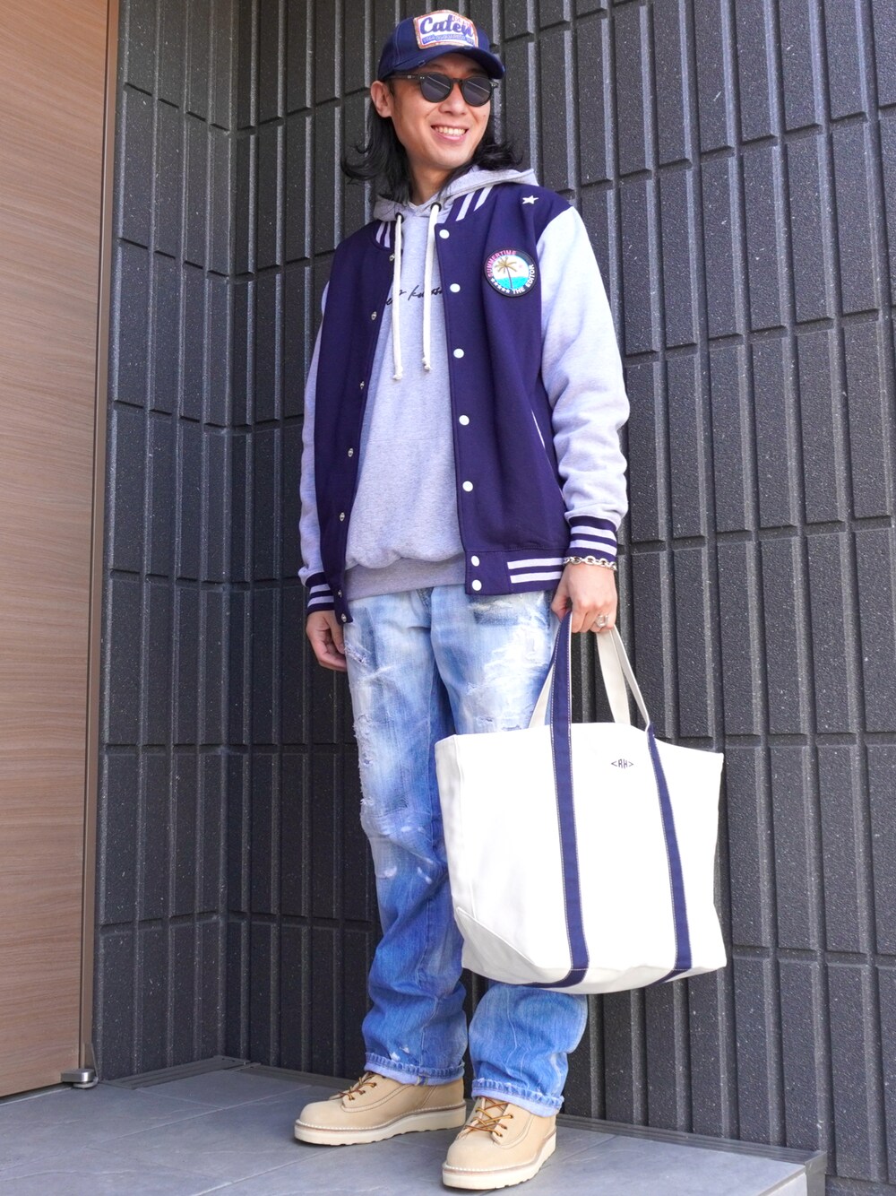 「鎌倉、ootd、outfit、春コーデ、アメカジ、サーフ、スタジャン、パーカー、デニム、ブーツ、おしゃれさんと繋がりたい」｜「DSQUARED2のアイテム（キャップ、ブルー系）」を使った、𝕄𝔸𝕊𝔸さん（メンズ・174cm）の春コーディネートの1枚目の写真