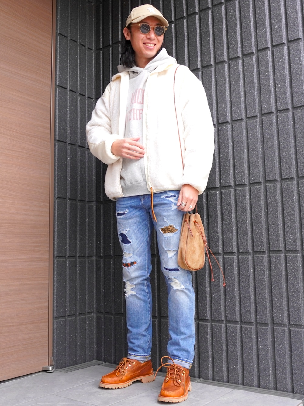 「鎌倉、ootd、outfit、冬コーデ、サーフ、ボアジャケット、パーカー、デニム、デッキシューズ、おしゃれさんと繋がりたい」｜「RHC Ron Hermanのアイテム（キャップ、ベージュ系）」を使った、𝕄𝔸𝕊𝔸さん（メンズ・174cm）の冬コーディネートの1枚目の写真