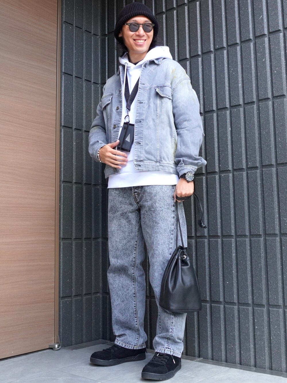 「鎌倉、ootd、outfit、秋コーデ、デニムオンデニム、ストリート、デニムジャケット、デニム、巾着バッグ」｜「COOTIE PRODUCTIONSのSilk Low Guage Roll Up Beanie（ニットキャップ/ビーニー、ブラック系）」を使った、𝕄𝔸𝕊𝔸さん（メンズ・174cm）の秋コーディネートの1枚目の写真