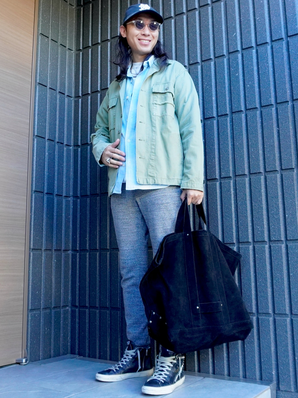 スウェットパンツを使った「ミリタリーシャツ」の人気ファッション