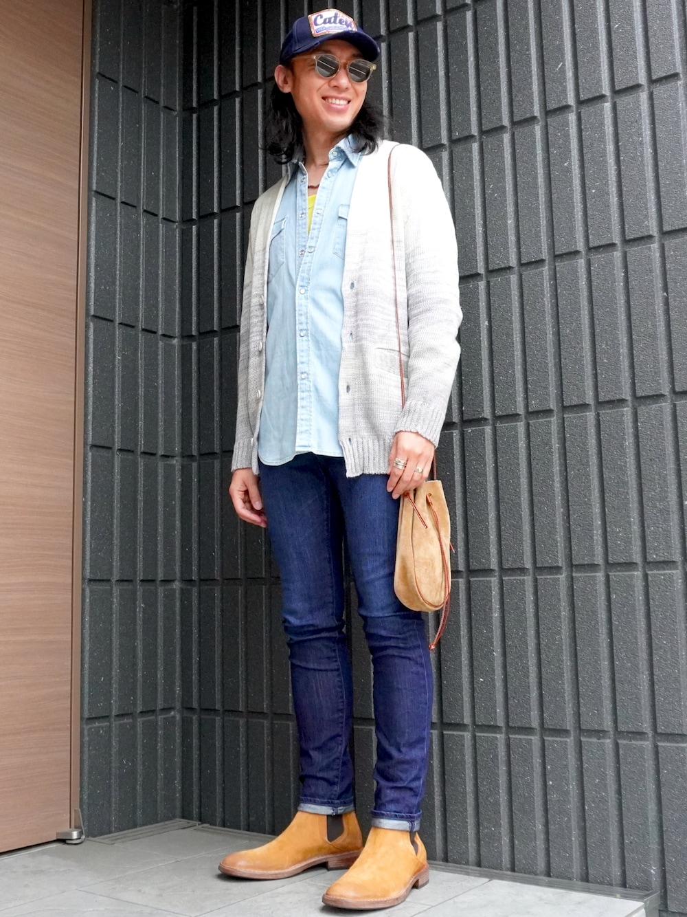 「鎌倉、ootd、outfit、春コーデ、サーフ、アメカジ、タンクトップ、デニムシャツ、カーディガン、デニム、ブーツ、おしゃれさんと繋がりたい」｜「DSQUARED2のアイテム（キャップ、ブルー系）」を使った、𝕄𝔸𝕊𝔸さん（メンズ・174cm）の春コーディネートの1枚目の写真
