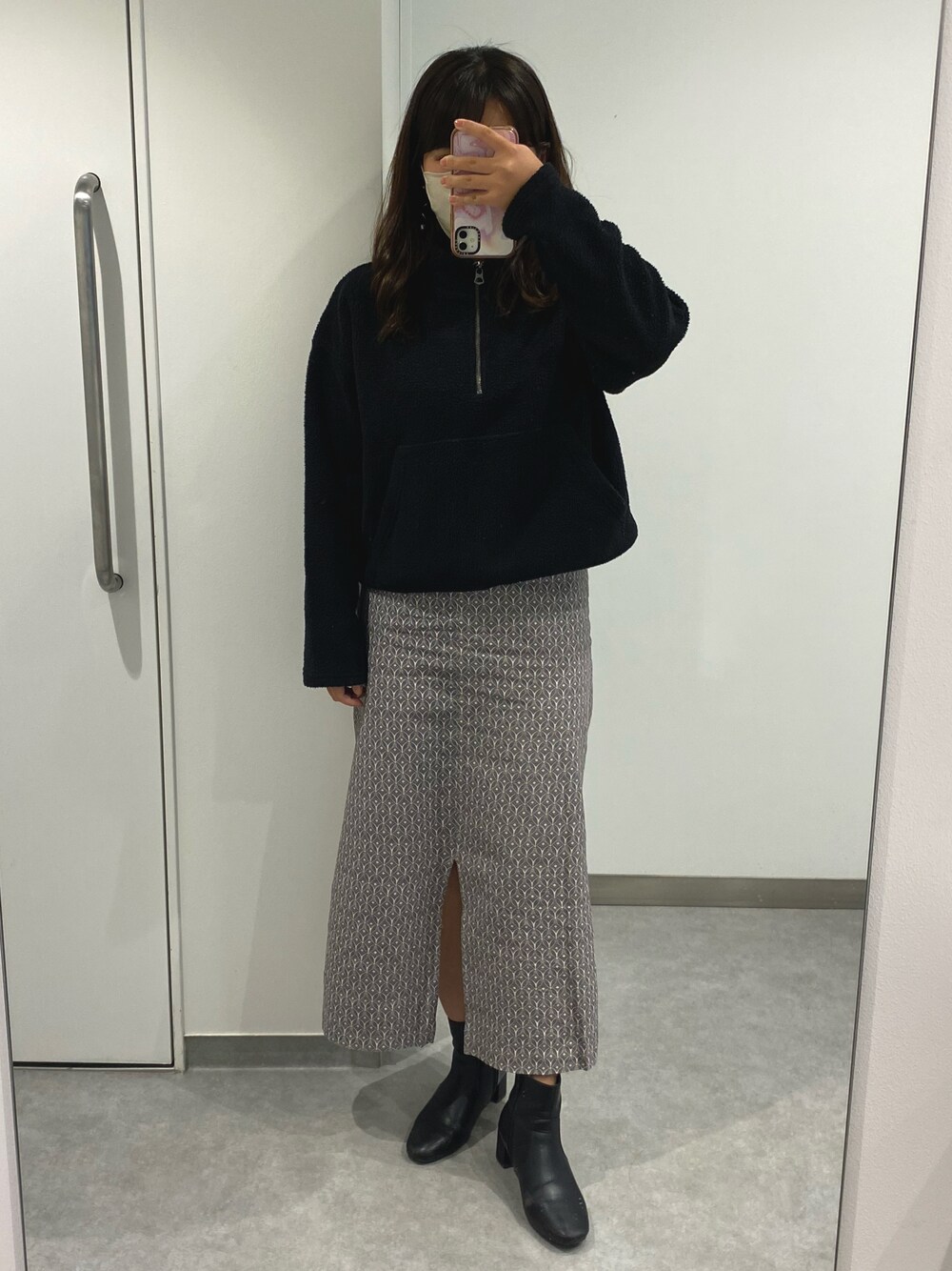「秋服コーデ、シンプルコーデ、きれいめカジュアル、カジュアルコーデ、秋、冬コーデ、低身長女子、ブーツスタイル、タイトスカート、ロングスカート、オトナカワイイ、ボア、柄スカート、柄物、秋冬コーデ」｜「American Eagleのアイテム（トップス、ブラック系）」を使った、ハルさん（レディース・152cm）の秋コーディネートの1枚目の写真