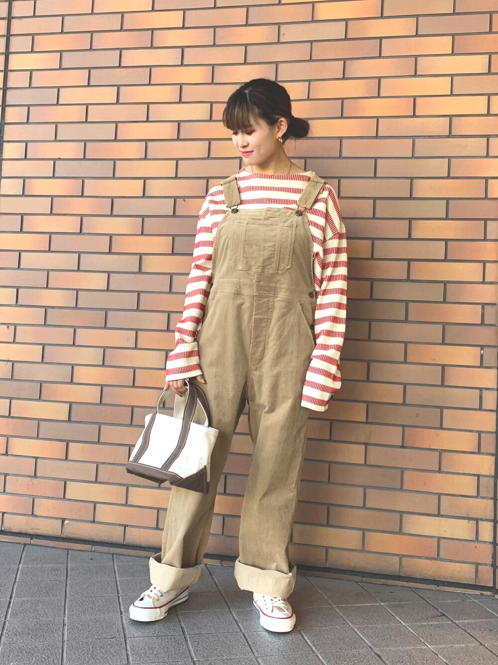 「秋トレンド2021、ゆるコーデ、低身長、大人カジュアル、秋冬コーデ、オトナ女子、トートバッグ」｜「URBAN RESEARCHのアイテム（トートバッグ、ブラウン系）」を使った、AYUMIさん（レディース・151cm）の秋コーディネートの1枚目の写真