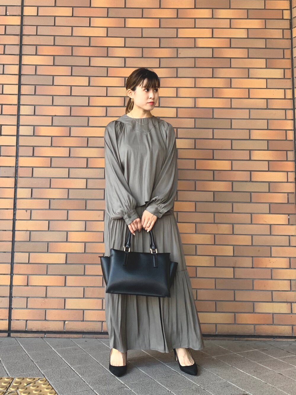 「秋コーデ、大人コーデ、今日のコーデ、シンプル、ママコーデ、シンプルコーデ、低身長コーデ、低身長、きれいめコーディネート、おしごとスタイル」｜「URBAN RESEARCHのアイテム（シャツ/ブラウス、グレー系）」を使った、AYUMIさん（レディース・151cm）の秋コーディネートの1枚目の写真