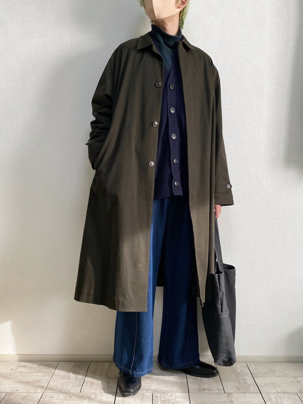 「ステンカラーコート、+J、カーディガン、ネイビー、タートルネック、プチプラ、UNIQLO+J、UNIQLOコーデ、トートバッグ、デニムパンツ、フレアパンツ、シンプルコーデ、休日スタイル、ユニクロコーデ、ロングコート」｜「coenのキャンバスロゴトートバッグ（トートバッグ、ブラック系）」を使った、たなか/ YouTube「田中の試着室」さん（メンズ・175cm）の冬コーディネートの1枚目の写真
