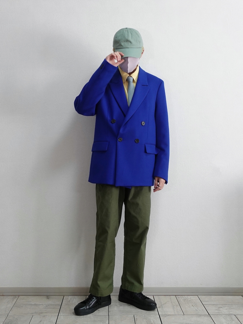 ブラック系のスニーカー、グリーン系のカーゴパンツ、その他のワンピース/ドレスを着用したメンズの春コーディネートの1枚目の写真