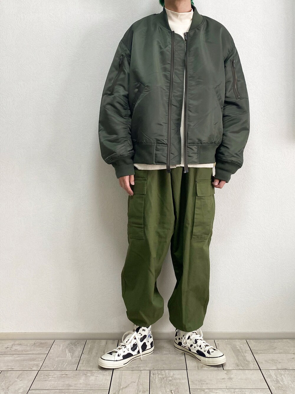 「MA-1、GU、ミリタリージャケット、UNDER COVER、コンバース オールスター、アンダーカバー、ミリタリーパンツ、ジーユー、グリーンコーデ、ユニクロコーデ、牛柄、GUコーデ、モックネック、UNIQLO U、ユニクロユー」｜「CONVERSEのALL STAR US COWSPOT HI　31304210　WHITE（スニーカー、その他）」を使った、たなか/ YouTube「田中の試着室」さん（メンズ・175cm）の秋コーディネートの1枚目の写真