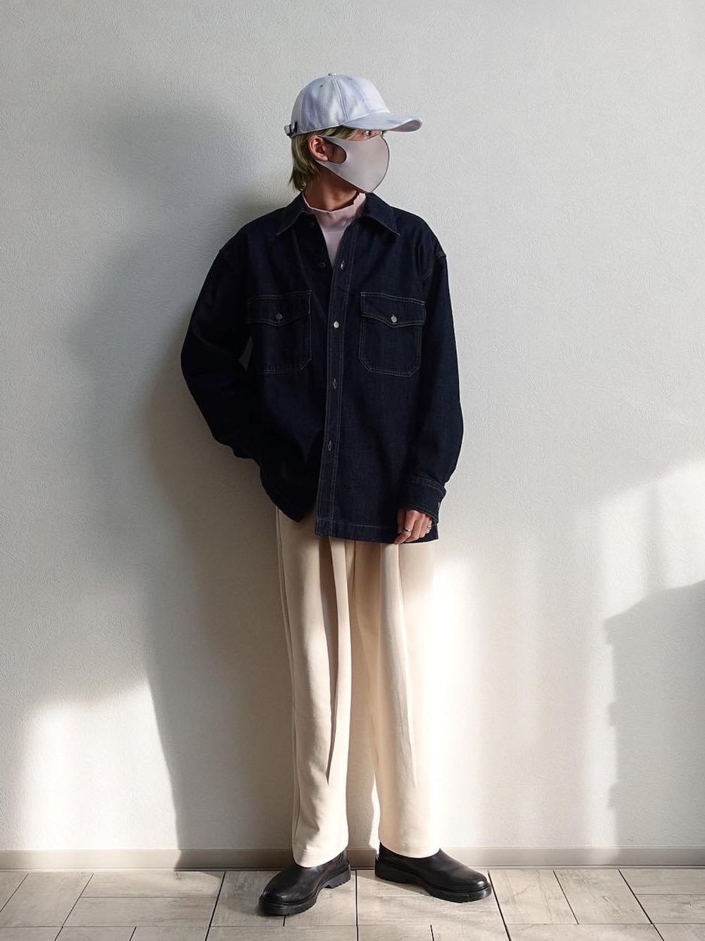 「プチプラ、キャップ、デニムシャツ、スウェットパンツ、白パンツ、スウェットギャザーパンツ、モックネック、ユニクロユー、UNIQLO U、UNIQLOコーデ、ユニクロ、サイドゴアブーツ、ブーツ、プチプラコーデ、きれいめカジュアル」｜「uniqlo uのアイテム（スウェットパンツ、ホワイト系）」を使った、たなか/ YouTube「田中の試着室」さん（メンズ・175cm）の冬コーディネートの1枚目の写真