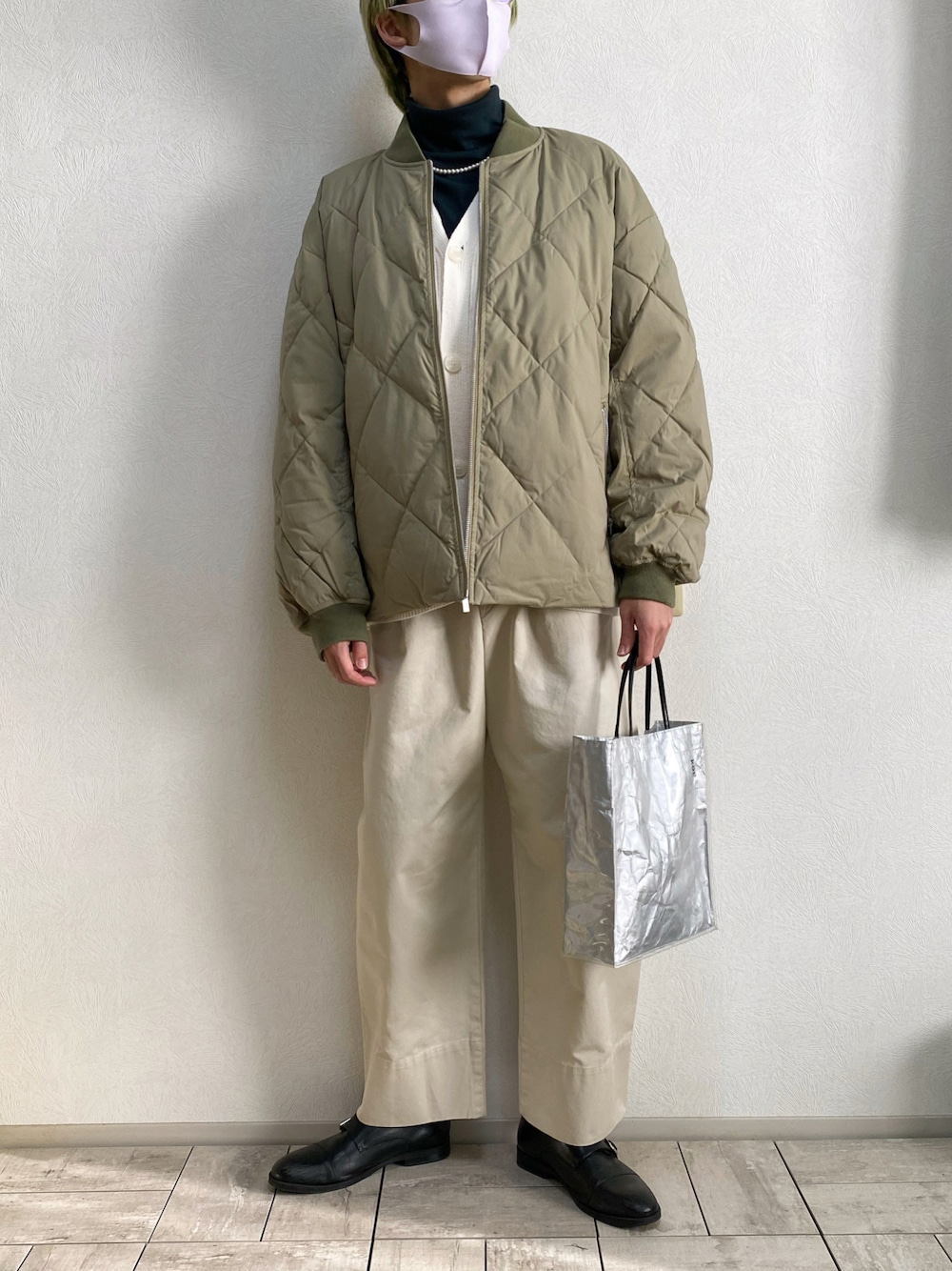 「stylemixer、スタイルミキサー、スタミキ、メンズ、冬コーデ、トートバッグ、キルティングジャケット、ミリタリー、UNIQLO U、UNIQLOコーデ、ユニクロ、GUコーデ、革靴、グリーン、タートルネック」｜「GU リアルレザー🔥のアイテム（ドレスシューズ、ブラック系）」を使った、たなか/ YouTube「田中の試着室」さん（メンズ・175cm）の冬コーディネートの1枚目の写真