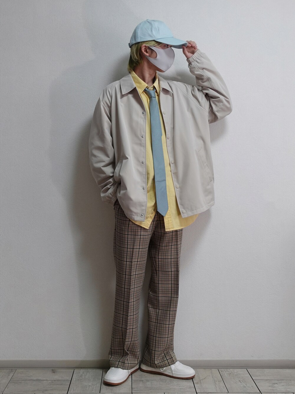 「チェックパンツ、ストリート、キャップ、白スニーカー、コーチジャケット、ネクタイ、古着、フレアパンツ、GUコーデ、GU、ユニクロコーデ、UNIQLO、春コーデ、プチプラ、ベージュパンツ」｜「🔥YouTube → 「田中の試着室」のアイテム（ワンピース/ドレス、その他）」を使った、たなか/ YouTube「田中の試着室」さん（メンズ・175cm）の冬コーディネートの1枚目の写真