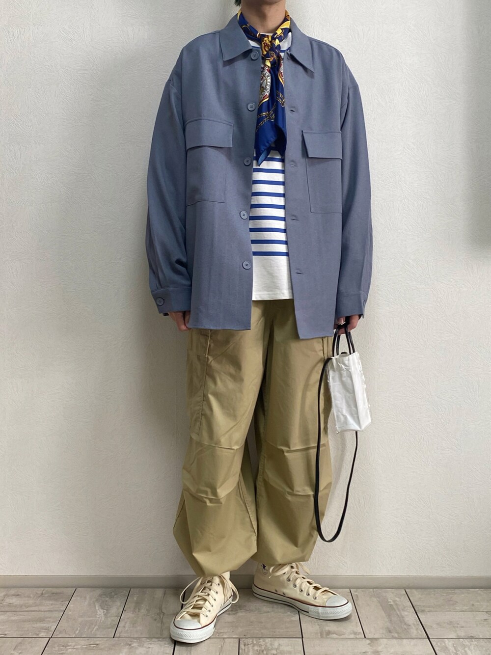 「ボーダー、スカーフ、スニーカーコーデ、CPOジャケット、カーゴパンツ、コンバース オールスター、きれいめカジュアル、coen、シンプルコーデ、ベージュパンツ、ミニバッグ、ジーユー、スクエアバッグ、GUコーデ、未来のWEARISTAプロジェクト」｜「koeのkoeトートS（トートバッグ、ホワイト系）」を使った、たなか/ YouTube「田中の試着室」さん（メンズ・175cm）の冬コーディネートの1枚目の写真