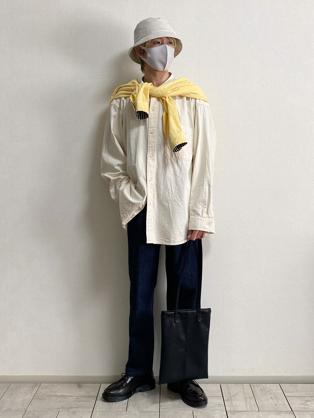 その他のワンピース/ドレス、その他のワンピース/ドレス、ブルー系のデニムパンツを着用したメンズの冬コーディネートの1枚目の写真