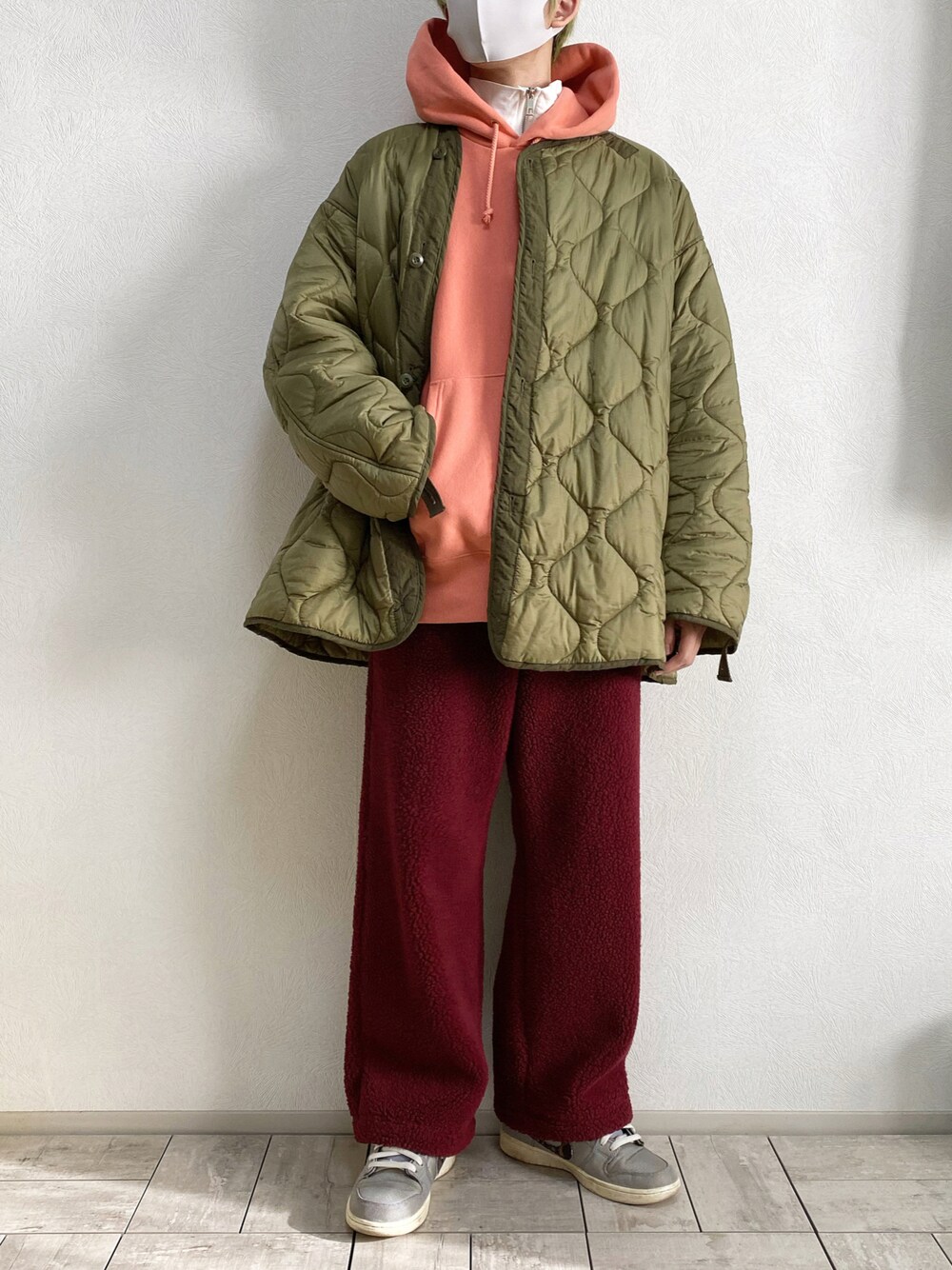 「クリスマスに着たい服、ビッグシルエット、プチプラ、GUコーデ、キルティングジャケット、ミリタリージャケット、ミリタリー、JWANDERSON、UNIQLO JW ANDERSON、ユニクロコーデ、ストリート、パーカー、あったかコーデ、ナイキスニーカー、UNIQLOコーデ」｜「NIKE SBのアイテム（スニーカー、グレー系）」を使った、たなか/ YouTube「田中の試着室」さん（メンズ・175cm）の冬コーディネートの1枚目の写真