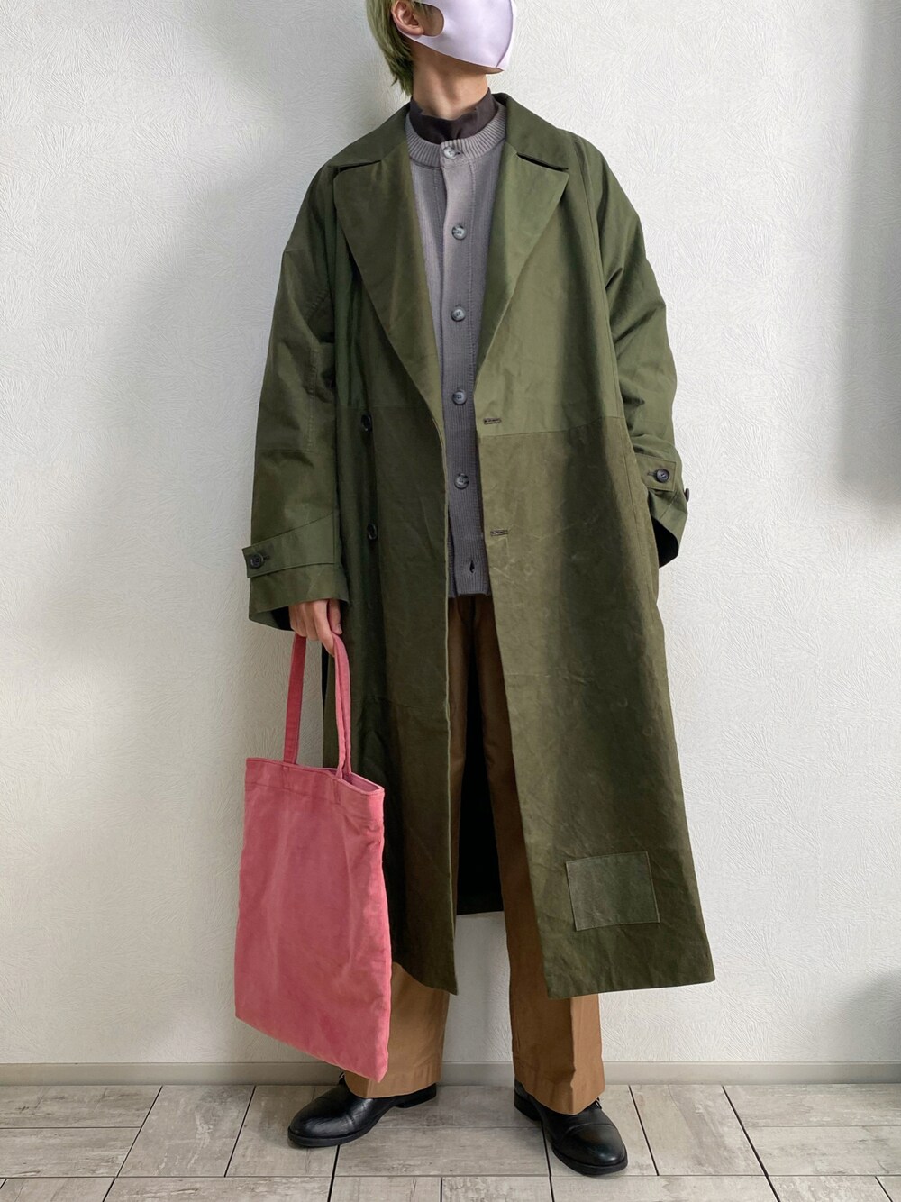 「トートバッグ、スラックス、冬コーデ、革靴、アースカラー、グリーン、UNIQLOコーデ、GUコーデ、UNIQLO U、ジーユー、メゾンスペシャル、ミリタリー、休日スタイル、マイベストコーデ2021、カーディガン」｜「GU リアルレザー🔥のアイテム（ドレスシューズ、ブラック系）」を使った、たなか/ YouTube「田中の試着室」さん（メンズ・175cm）の冬コーディネートの1枚目の写真