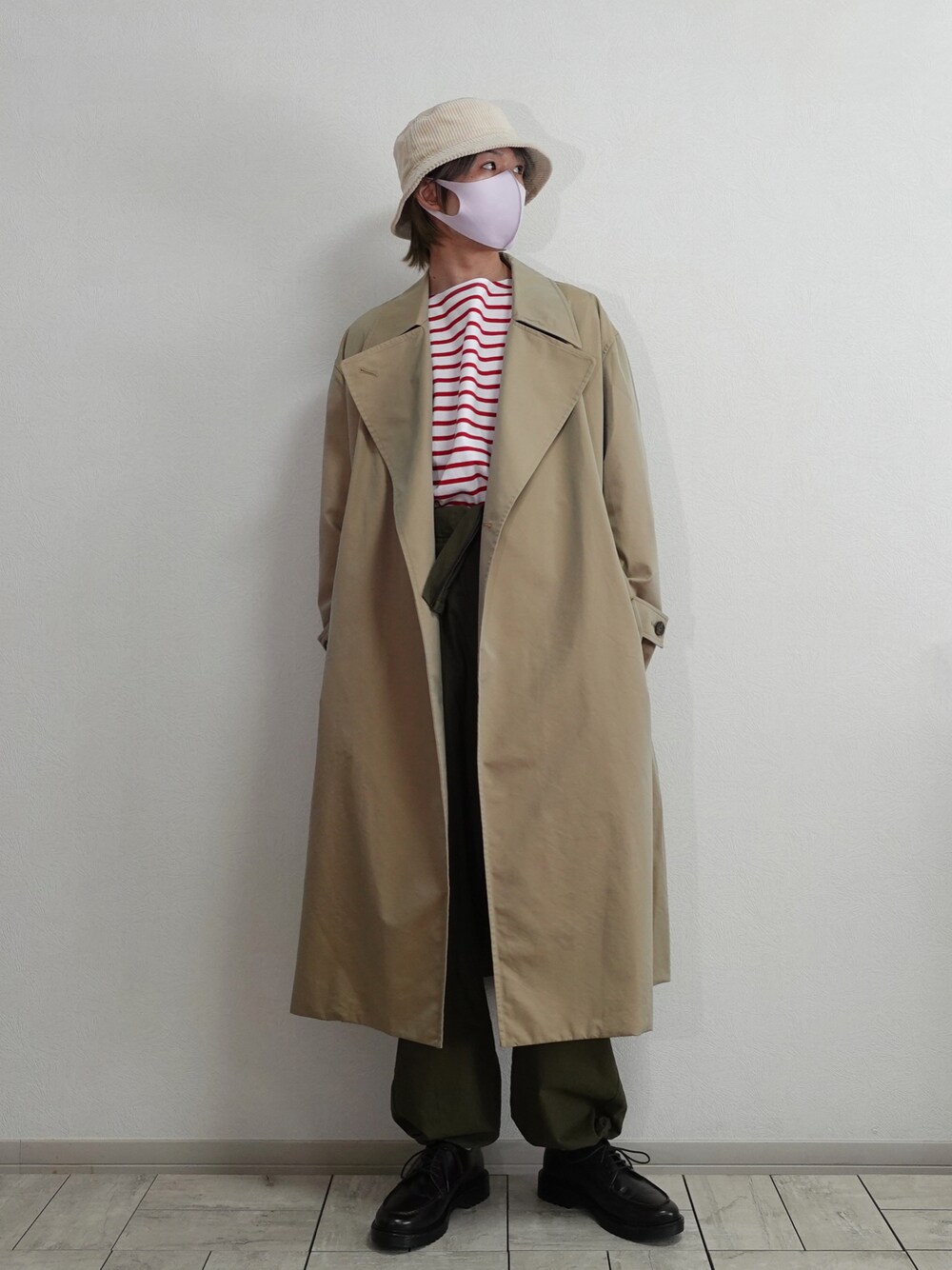 ブラウン系のドレスシューズ、ベージュ系のトレンチコート、レッド系のTシャツ/カットソーを着用したメンズの春コーディネートの1枚目の写真