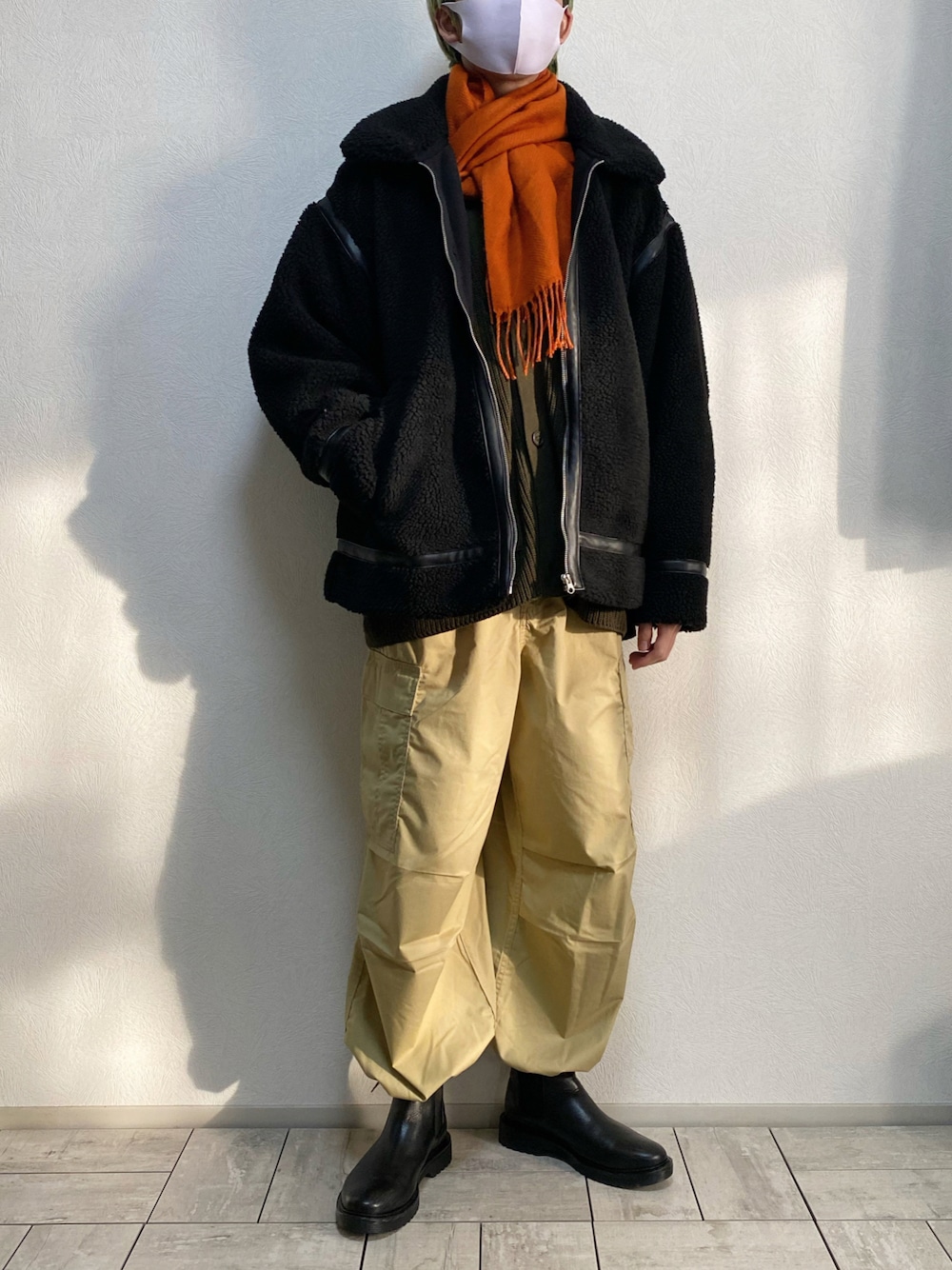 「プチプラ、クリスマスに着たい服、カーゴパンツ、ジーユー、GUコーデ、GU、サイドゴアブーツ、あったかコーデ、マフラー、ボアジャケット、ミリタリージャケット、ミリタリー、フライトジャケット、冬コーデ、ベージュパンツ」｜「GU ブーツ🔥のアイテム（ブーツ、ブラック系）」を使った、たなか/ YouTube「田中の試着室」さん（メンズ・175cm）の冬コーディネートの1枚目の写真