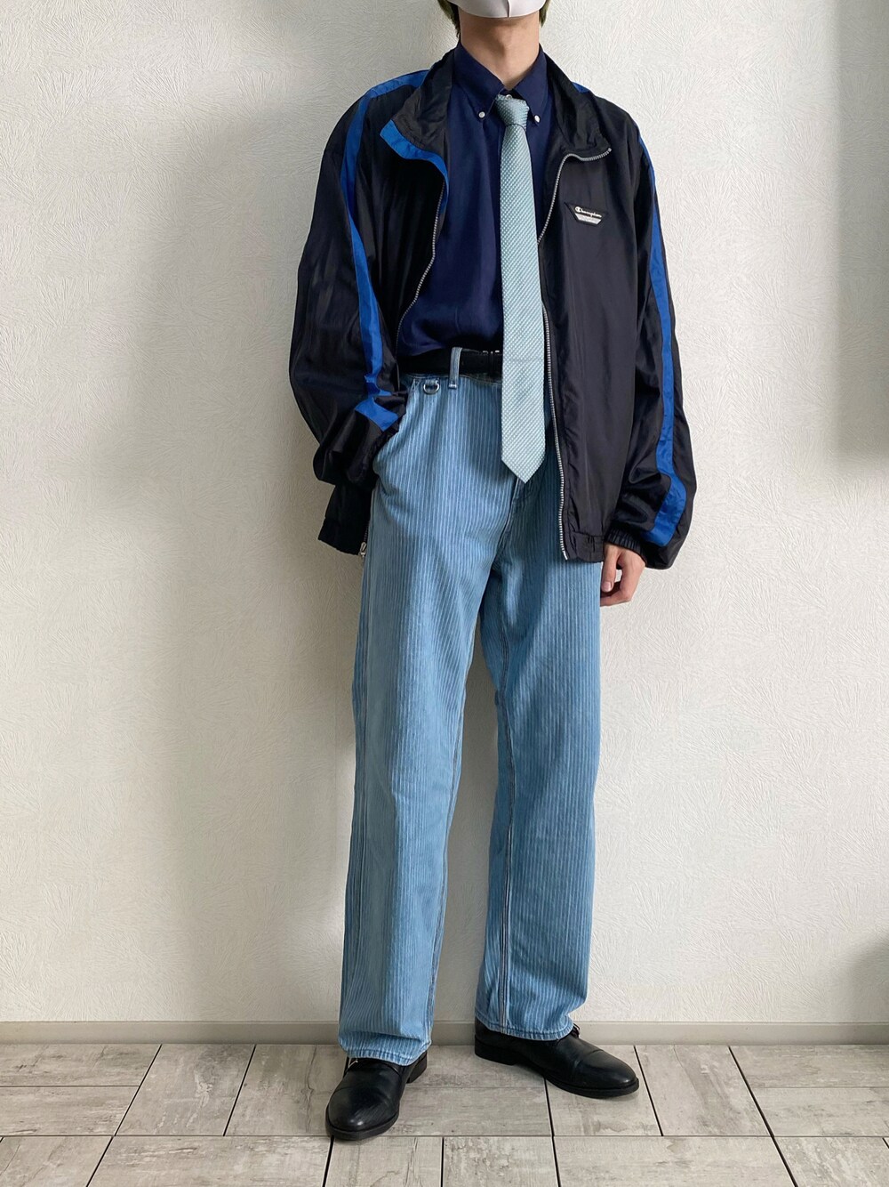 「ネクタイ、古着MIX、UNIQLO、UNIQLOコーデ、ナイロンジャケット、古着、タックイン、ジーンズ、ワイドデニム、Champion、ストリート、アメカジ、ワントーンコーデ、革靴、GUコーデ」｜「🔥YouTube → 「田中の試着室」のアイテム（ワンピース/ドレス、その他）」を使った、たなか/ YouTube「田中の試着室」さん（メンズ・175cm）の冬コーディネートの1枚目の写真