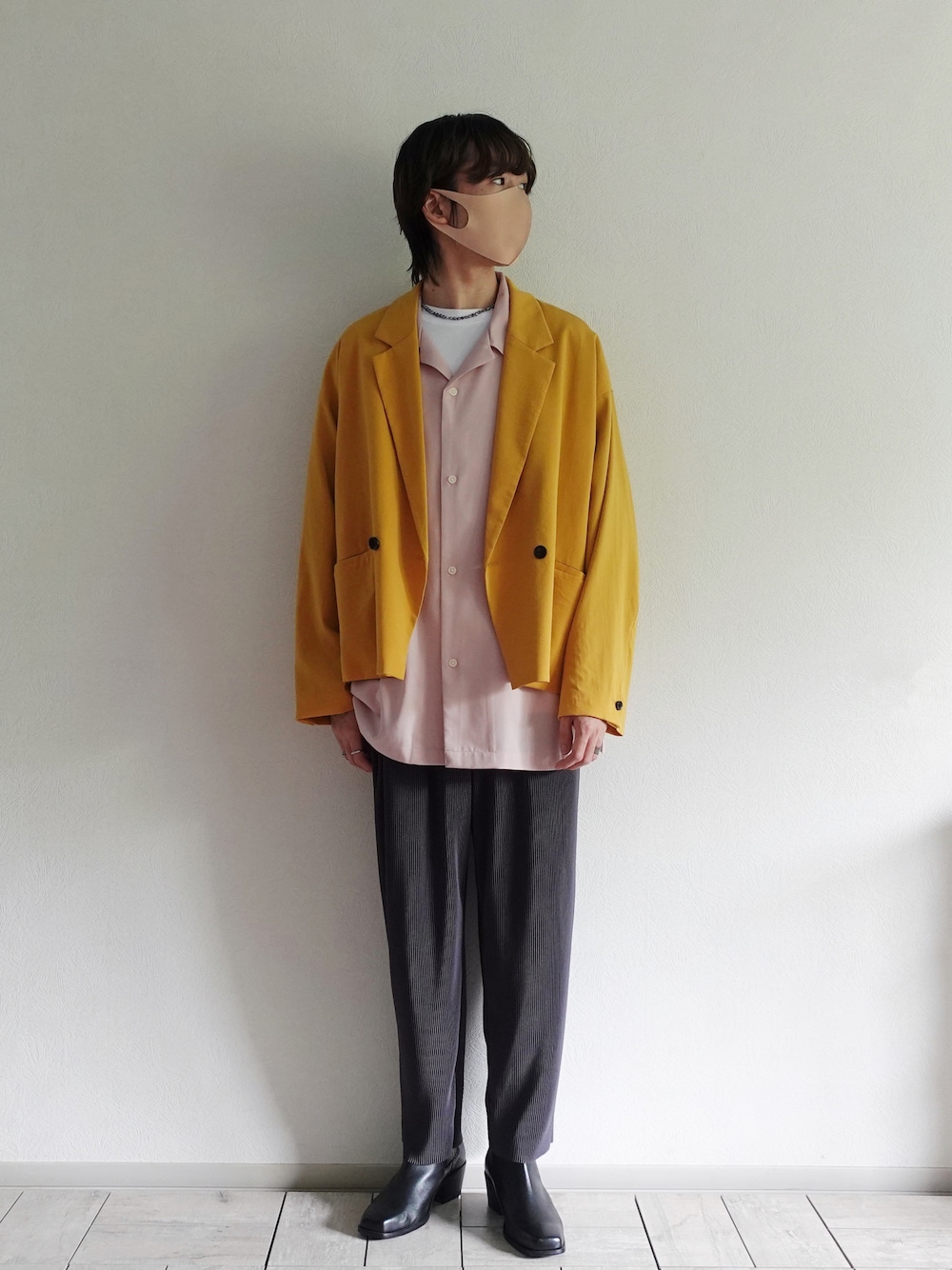 イエロー系のブルゾン、ピンク系のシャツ/ブラウス、その他のワンピース/ドレスを着用したメンズの春コーディネートの1枚目の写真