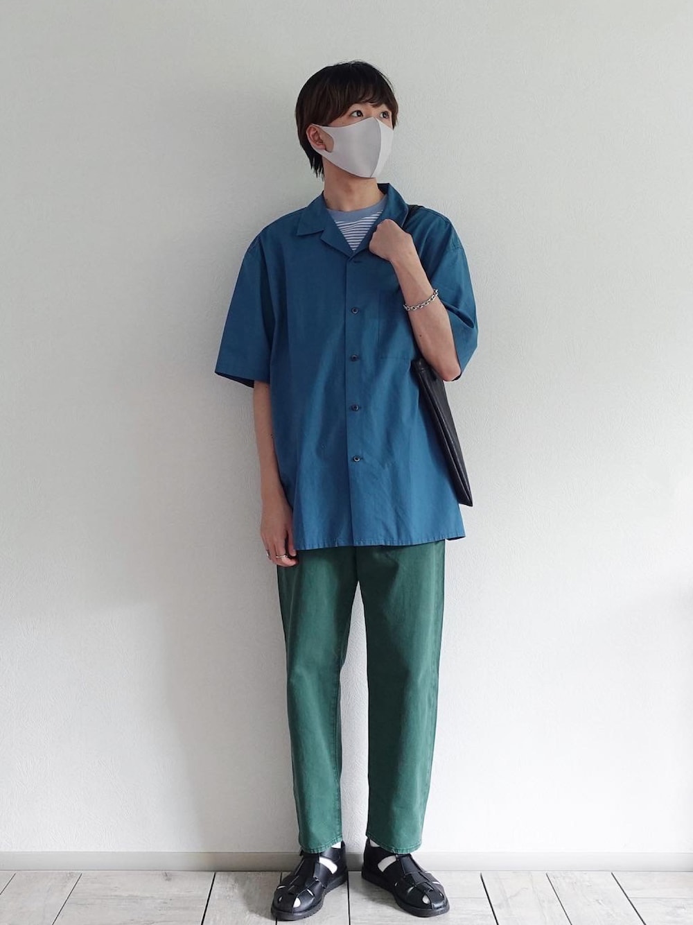 「デニムっていいよね、デニムパンツ、ワイドパンツ、オープンカラーシャツ、グルカサンダル、レザーサンダル、夏コーデ、グリーン、ブルー、トートバッグ、ユニクロ、UNIQLO、ジーユー、GU、大人カジュアル」｜「GUのアイテム（デニムパンツ、グリーン系）」を使った、たなか/ YouTube「田中の試着室」さん（メンズ・175cm）の夏コーディネートの1枚目の写真