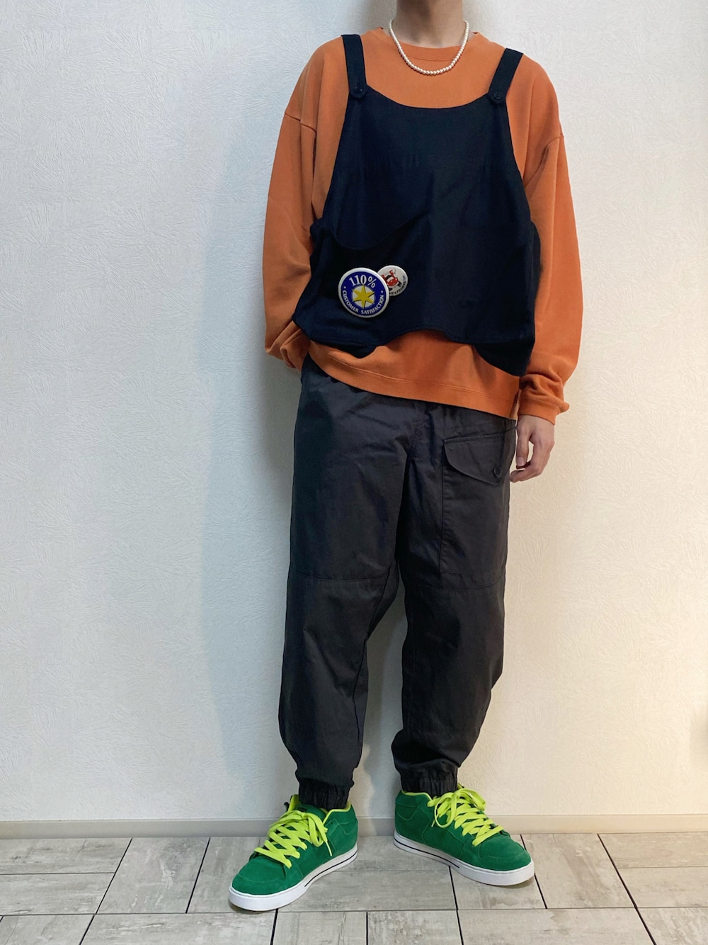 「だから秋服が好き、エプロン、kutir、スウェット、ジョガーパンツ、スニーカー、coen、カジュアル、ワークパンツ、秋冬コーデ、オレンジ、グレーパンツ、ベスト、ミリタリー、ミリタリーコーデ」｜「AIVERの6mmパールネックレス（ネックレス、ホワイト系）」を使った、たなか/ YouTube「田中の試着室」さん（メンズ・175cm）の秋コーディネートの1枚目の写真
