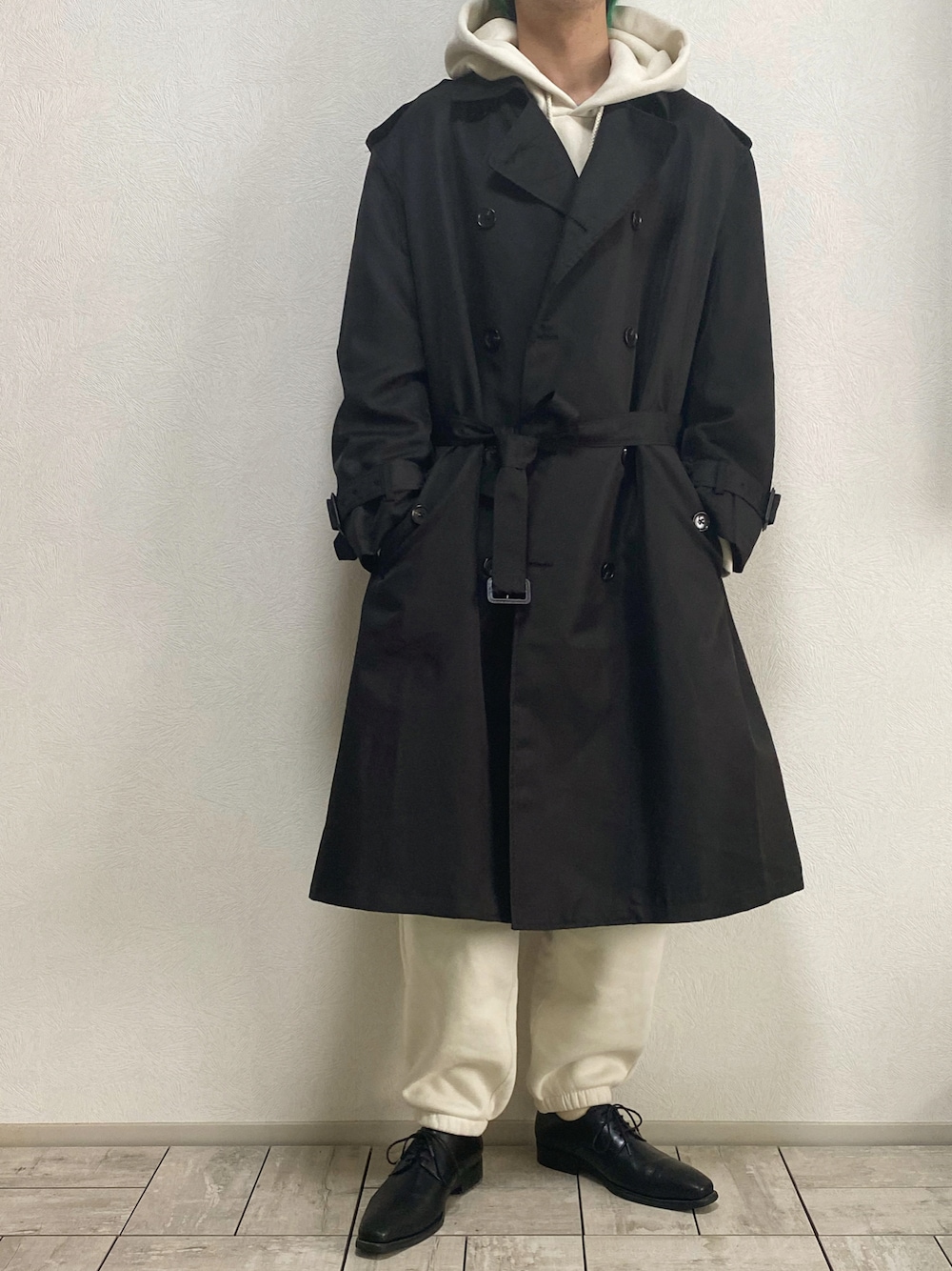 「スウェットパンツ、コート、セットアップ、トレンチコート、パーカー、ブラックコーデ、冬コーデ、革靴、大人コーデ、きれいめカジュアル、プチプラコーデ、黒コーデ、パーカーコーデ、ユニクロコーデ、ミリタリーコーデ」｜「GUのアイテム（パーカー、グレー系）」を使った、たなか/ YouTube「田中の試着室」さん（メンズ・175cm）の秋コーディネートの1枚目の写真