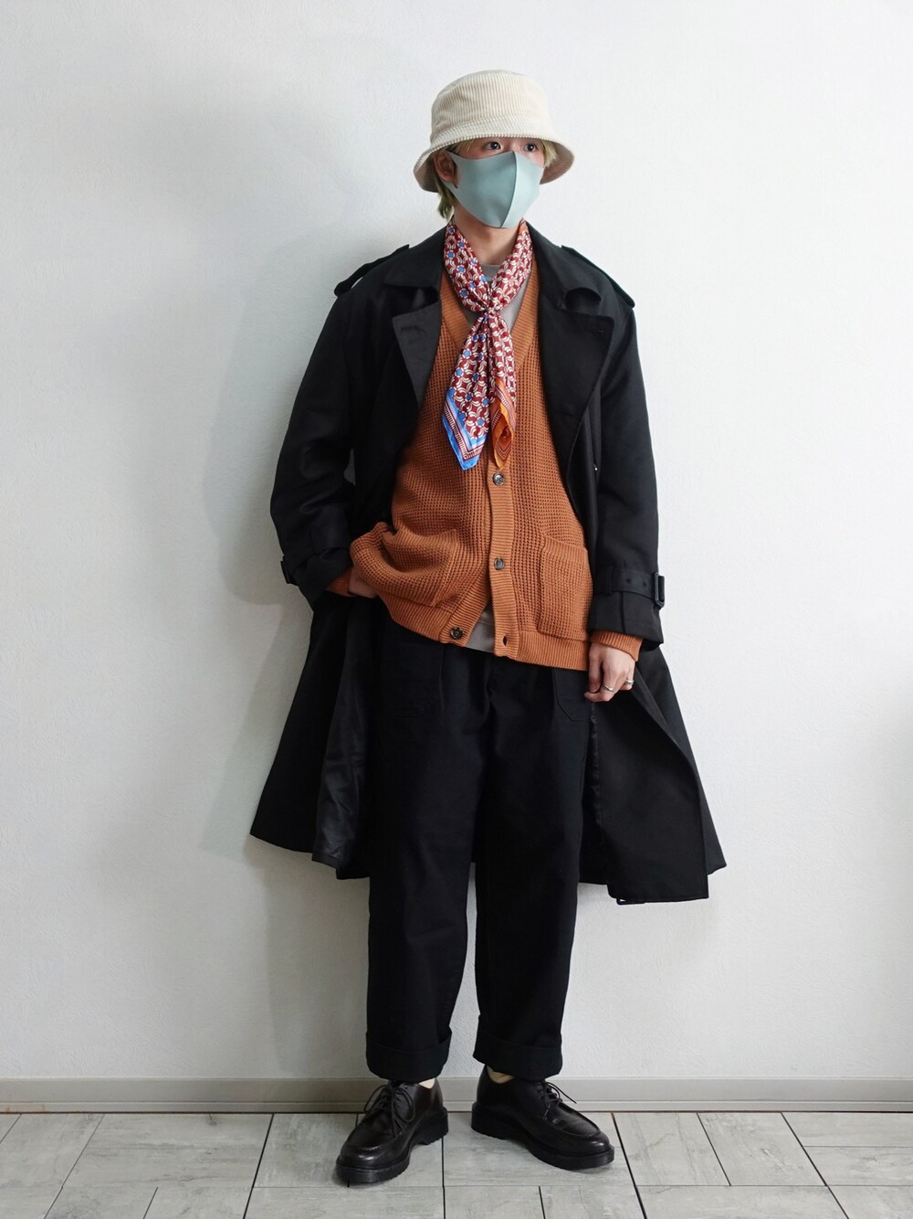 「ベイカーパンツ、バケットハット、カーディガン、スカーフ、ユニクロユー、UNIQLO U、UNIQLOコーデ、トレンチコート、ブラックコーデ、オレンジ、GUコーデ、革靴、ユニクロコーデ、プチプラ、ZARA」｜「GU 新作革靴🔥のアイテム（ドレスシューズ、ブラウン系）」を使った、たなか/ YouTube「田中の試着室」さん（メンズ・175cm）の冬コーディネートの1枚目の写真