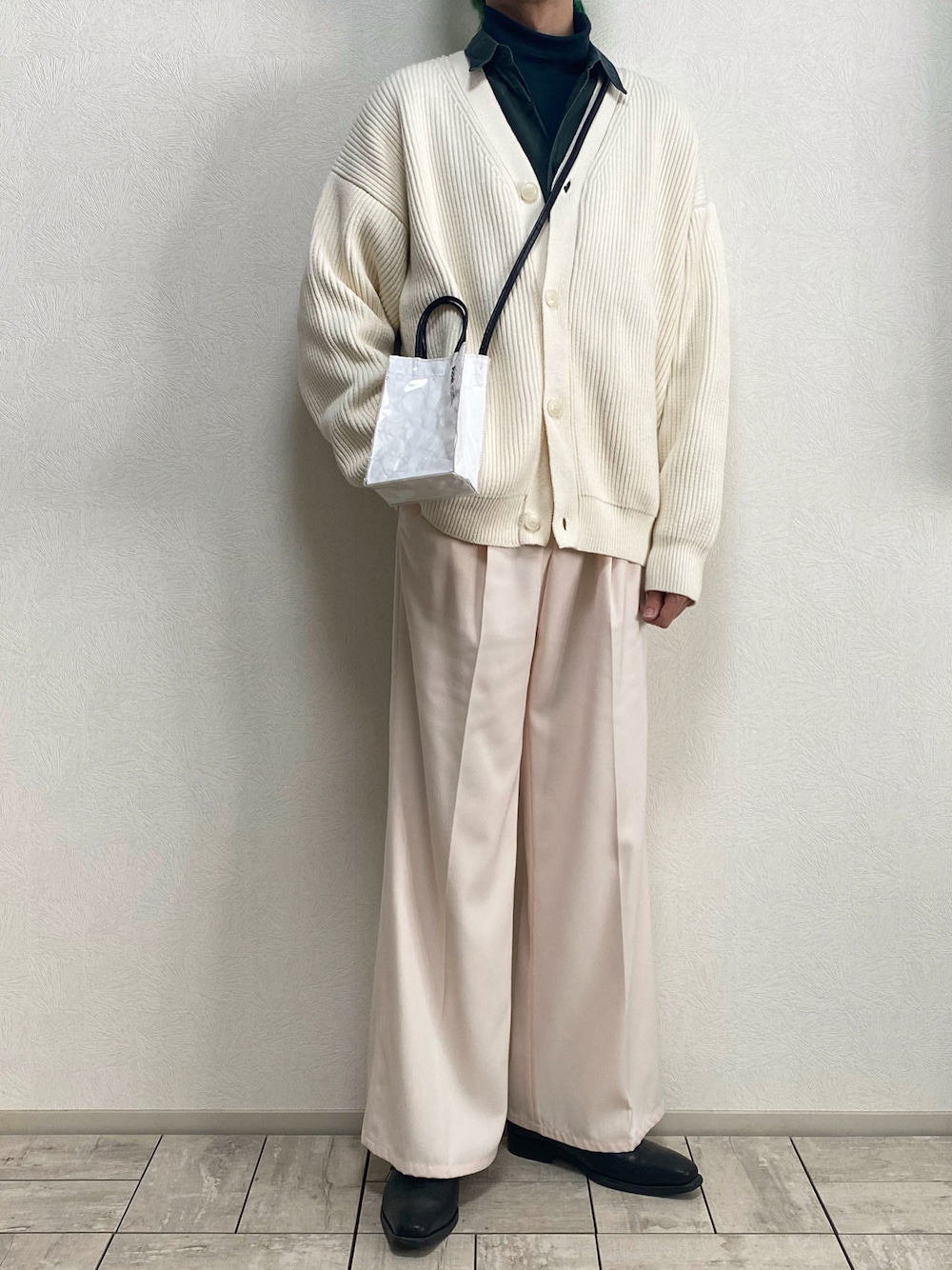 ピンク系のスラックス、シルバー系のワンピース、ホワイト系のトートバッグを着用したメンズの秋コーディネートの1枚目の写真