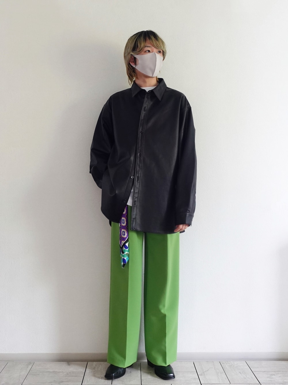 ブラック系のブーツ、その他のワンピース/ドレス、ホワイト系のスウェットパンツを着用したメンズの春コーディネートの1枚目の写真