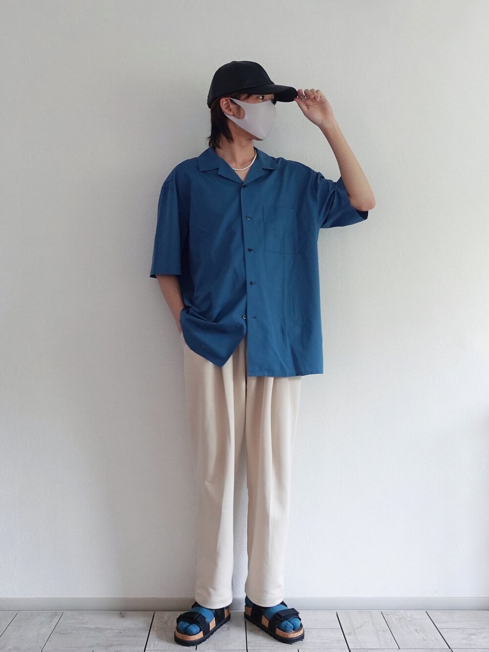 ホワイト系のスウェットパンツ、ブラック系のサンダル、その他のワンピース/ドレスを着用したメンズの夏コーディネートの1枚目の写真