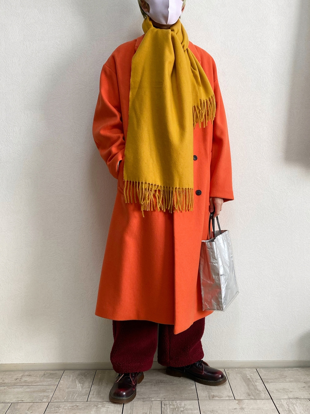 ブラウン系のブーツ、シルバー系のトートバッグ、レッド系のパンツを着用したメンズの冬コーディネートの1枚目の写真