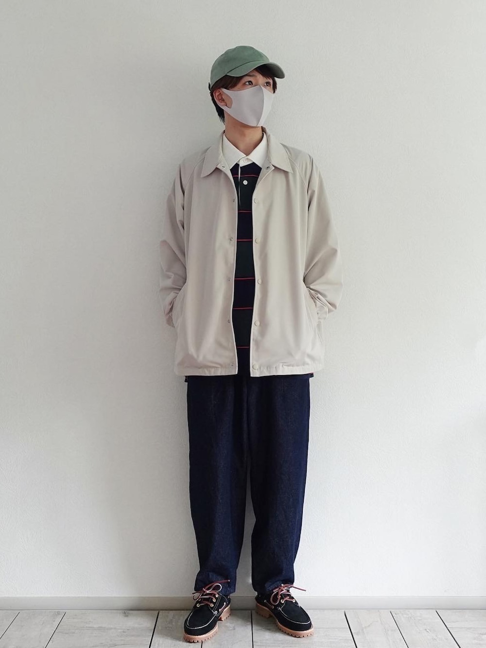 ブラック系のモカシン/デッキシューズ、ブルー系のデニムパンツ、その他のワンピース/ドレスを着用したメンズの夏コーディネートの1枚目の写真