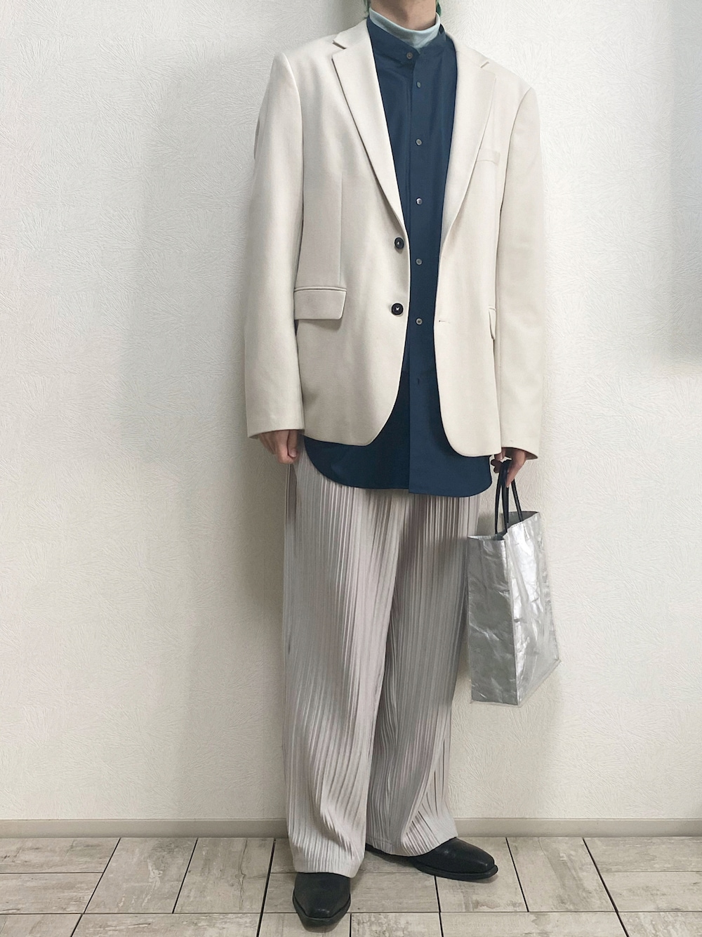 「HARE、ZARA、キレイめ、オールホワイト、白ジャケット、プリーツパンツ、+J、ユニクロコーデ、バンドカラーシャツ、ジャケットコーデ、タートルネックカットソー、UNIQLO+J、革靴コーデ、プラスJ、EMMA  CLOTHES」｜「EMMA CLOTHESのプリーツワイドテーパードリラックスイージーパンツ EMMA CLOTHES 2021SPRING（その他パンツ、グレー系）」を使った、たなか/ YouTube「田中の試着室」さん（メンズ・175cm）の秋コーディネートの1枚目の写真