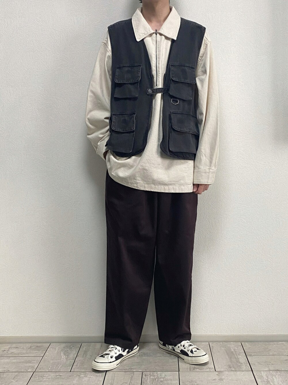 「デニムシャツ、ワイドパンツ、ワークパンツ、きれいめカジュアル、ホワイトコーデ、ジーユー、デニムベスト、古着コーデ、牛柄、GUコーデ、ミリタリーコーデ、ブラウンパンツ、シェフパンツ、ハーフジップ、だから秋服が好き」｜「GUのアイテム（シャツ/ブラウス、ホワイト系）」を使った、たなか/ YouTube「田中の試着室」さん（メンズ・175cm）の秋コーディネートの1枚目の写真