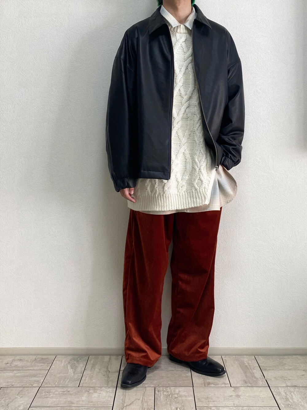 「ブルゾン、レザー、レザージャケット、カラーパンツ、レザーブルゾン、レザーシューズ、ワイドパンツ、UNDER COVER、白ニット、きれいめカジュアル、プチプラコーデ、アンダーカバー、秋コーデ、GUコーデ、guundercover」｜「GUのアイテム（ブルゾン、ブラック系）」を使った、たなか/ YouTube「田中の試着室」さん（メンズ・175cm）の秋コーディネートの1枚目の写真