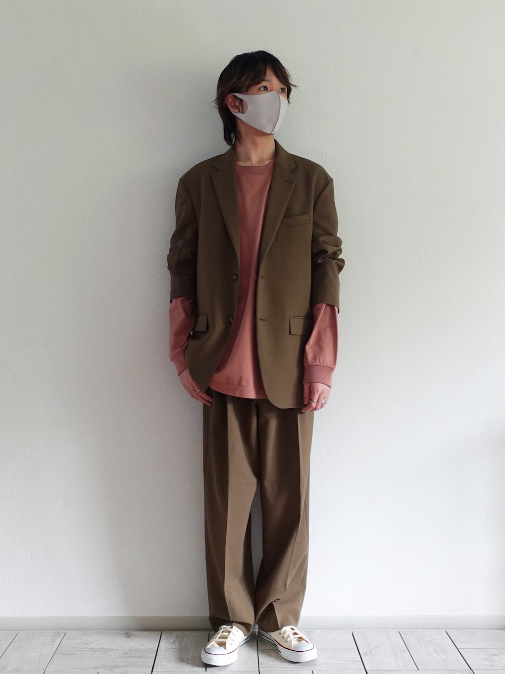 「UNIQLO U、UNIQLO、ユニクロユー、ユニクロ、セットアップ、ジャケット、ワイドパンツ、スラックス、ロンT、レイヤードスタイル、コンバース、白スニーカー、ピンク、プチプラコーデ、大人カジュアル」｜「CONVERSEのCONVERSE コンバース CVS ALL STAR キャンバス オールスター HI（スニーカー、ホワイト系）」を使った、たなか/ YouTube「田中の試着室」さん（メンズ・175cm）の夏コーディネートの1枚目の写真