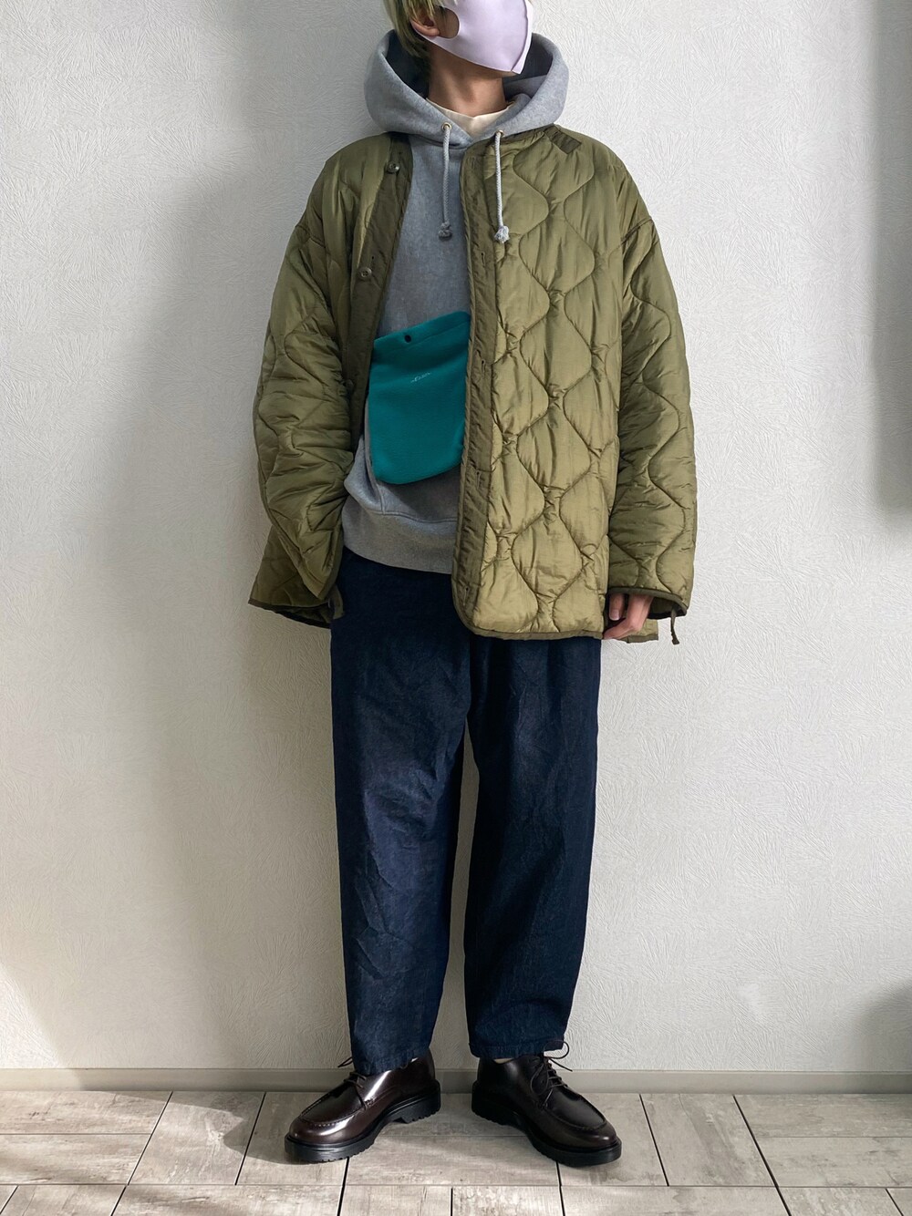 「キルティングジャケット、バルーンパンツ、UNIQLO U、革靴、ミリタリー、サコッシュ、パーカー グレー、モックネック、GUコーデ、GU、UNIQLOコーデ、デニムパンツ、ワイドデニム、カジュアルコーデ、プチプラコーデ」｜「GU 新作革靴🔥のアイテム（ドレスシューズ、ブラウン系）」を使った、たなか/ YouTube「田中の試着室」さん（メンズ・175cm）の冬コーディネートの1枚目の写真